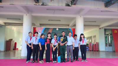Liên đội trường THCS Tương Bình Hiệp tổ chức chương trình hoạt động chào mừng 79 năm ngày thành lập Quận Đội Nhân Dân Việt Nam và 34 năm ngày Quốc phòng toàn dân