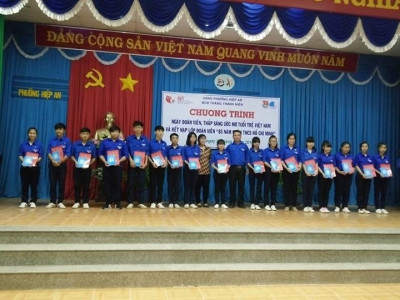 Lễ kết nạp đoàn cho các em học sinh lớp 9 năm học 2015 - 2016