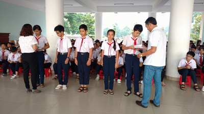 Trao học bổng "Vui bước đến trường" cho học sinh khó khăn của Công ty Cổ phần địa ốc Nam An Land