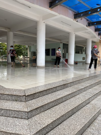 Chào đón các em học sinh trở lại trường