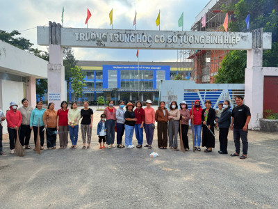 Giáo viên, nhân viên trường THCS Tương Bình Hiệp dọn dẹp vệ sinh chuẩn bị năm học mới