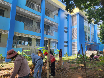 Cán bộ, giáo viên, nhân viên trường THCS Tương Bình Hiệp vệ sinh chuẩn bị cho năm học mới