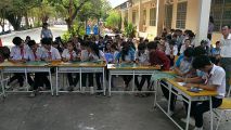 Học sinh hội ý trả lớp câu hỏi vòng thi thứ hai