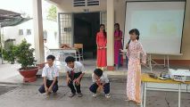 Học sinh chơi trò chơi