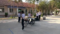 Học sinh đang tuyên truyền về ATGT