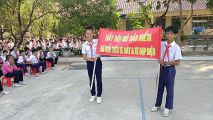 Học sinh tuyên truyền về An toàn giao thông