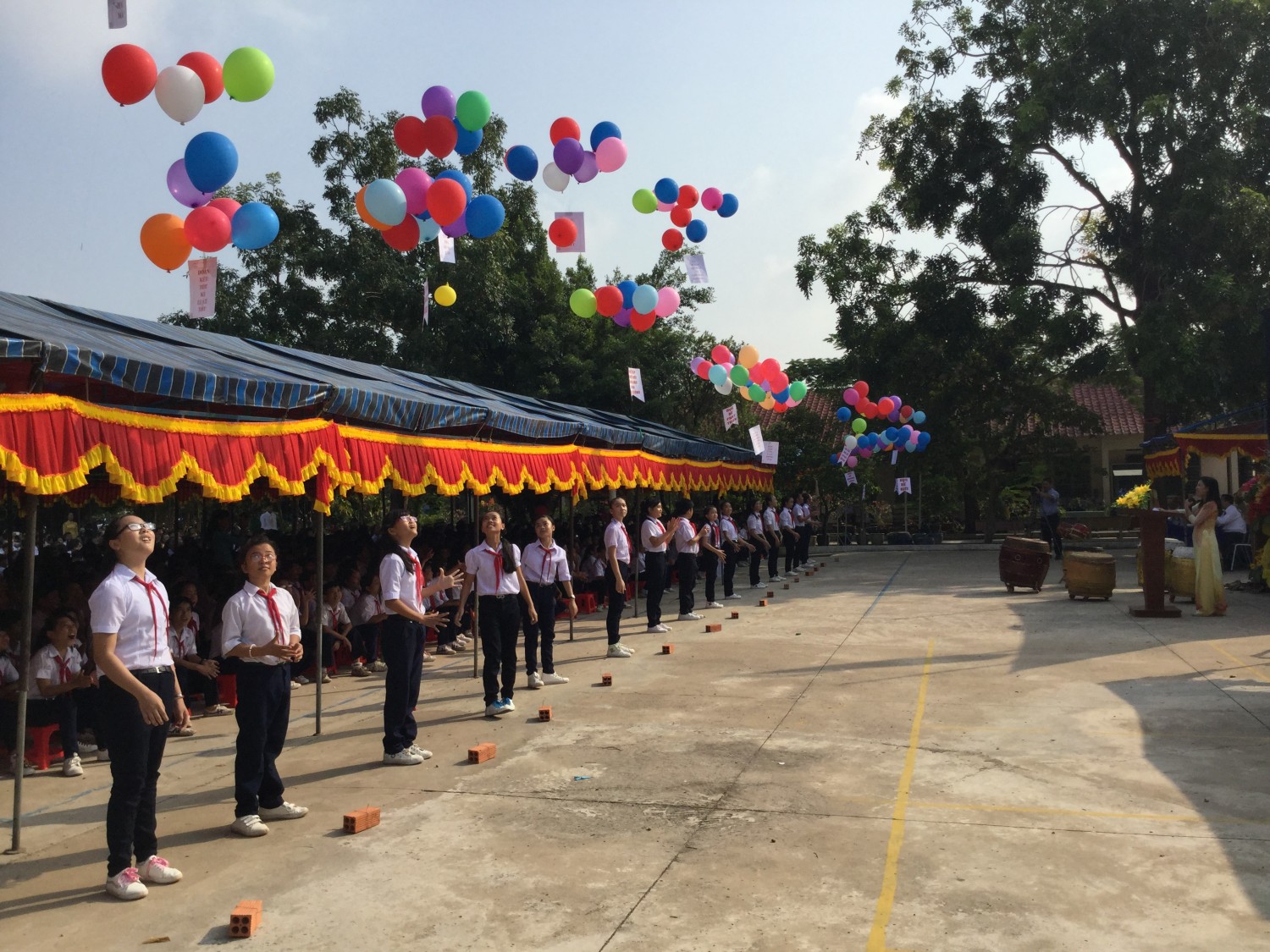 Hình ảnh các em thả bóng bay gửi đi những thông điệp chào năm học mới