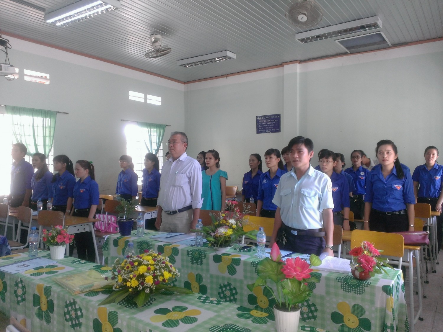 Chi làm lễ chào cờ