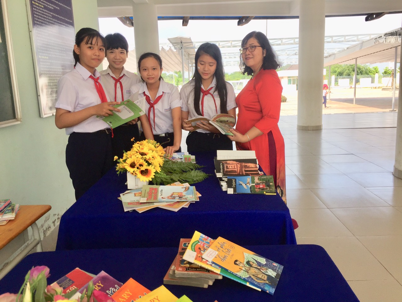 Cô và trò nhiệt tình tham gia