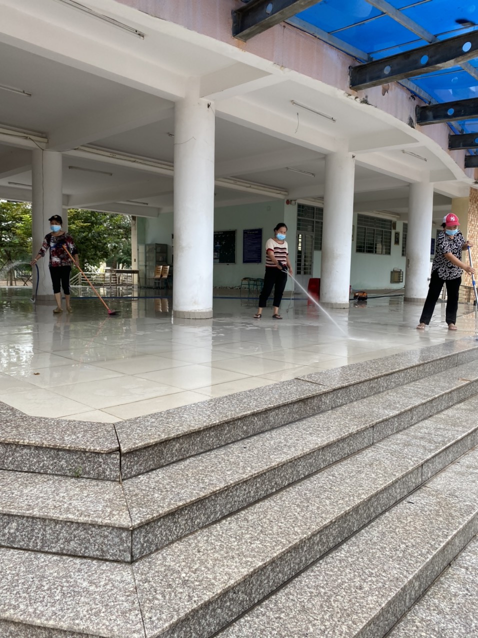 Chào đón các em học sinh trở lại trường