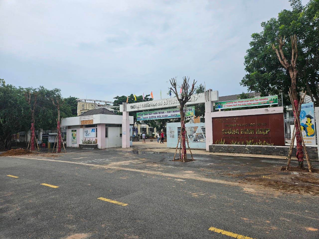 Tường THCS Tương Bình Hiệp trồng cây xây dựng “Thành phố Thủ Dầu Một xanh- thân thiện”