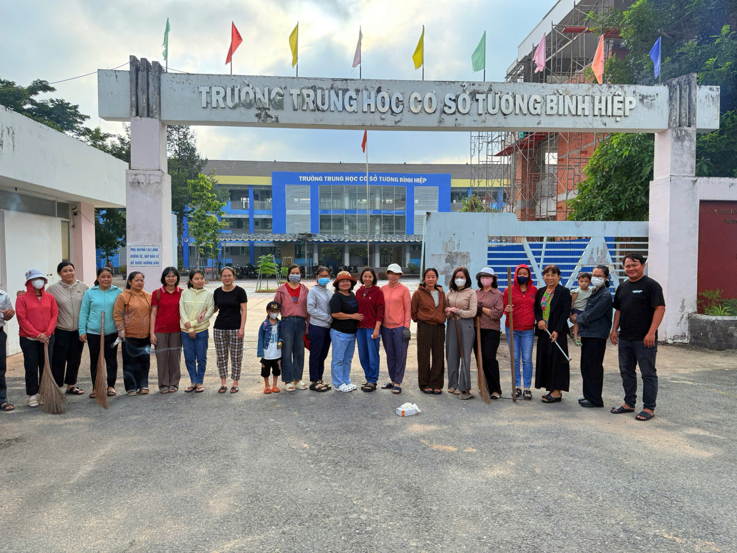 Giáo viên, nhân viên trường THCS Tương Bình Hiệp dọn dẹp vệ sinh chuẩn bị năm học mới