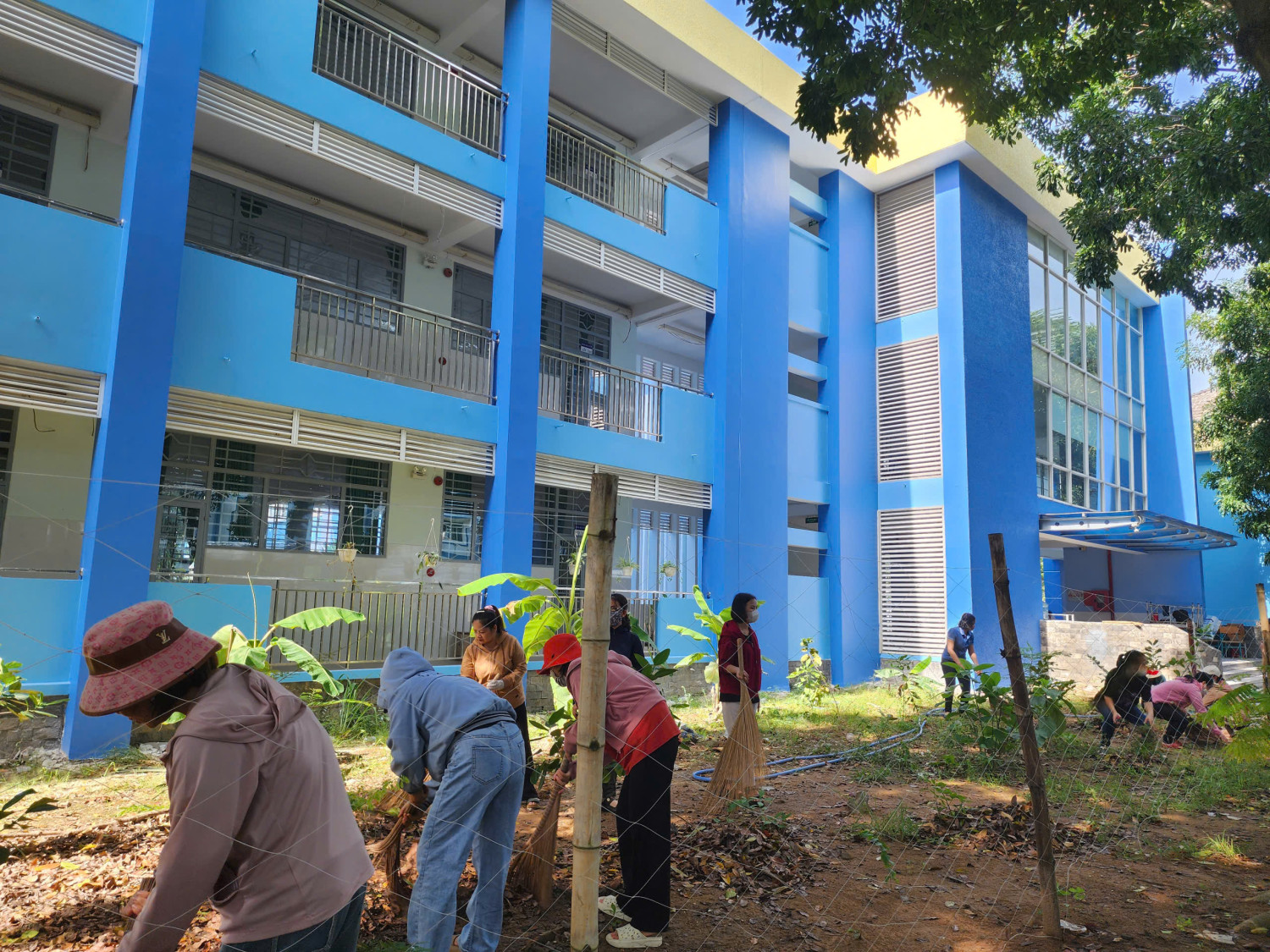 Cán bộ, giáo viên, nhân viên trường THCS Tương Bình Hiệp vệ sinh chuẩn bị cho năm học mới