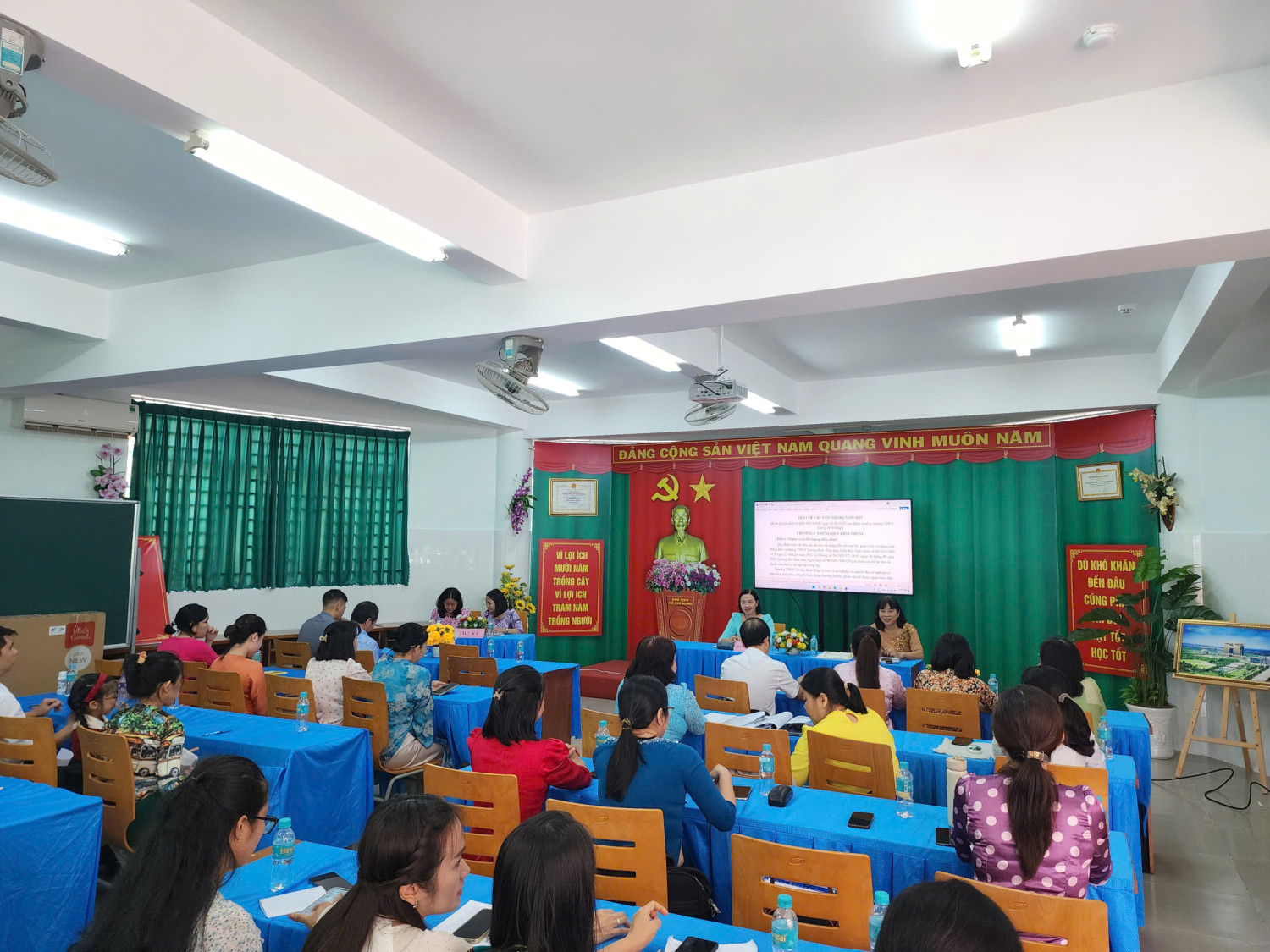 Trường THCS Tương Bình Hiệp Tổ chức thành công Hội nghị Viên chức Người Lao động năm học 2025 – 2026