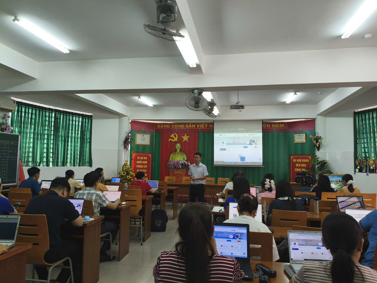 Tập Đoàn VNPT Tổ Chức Tập Huấn Chuyển Đổi Số Cho Giáo Viên Trường THCS Tương Bình Hiệp